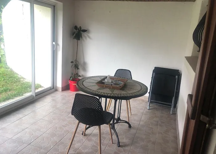 Appartement donnant sur jardin avec terrasse.
