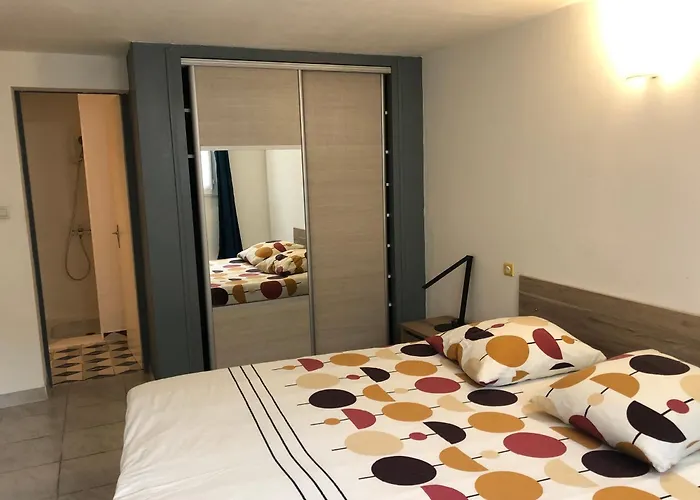 Appartement donnant sur jardin avec terrasse.